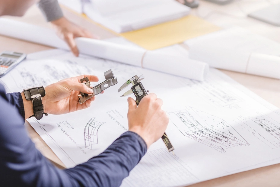 profesionální posuvné měřítko v rukou CAD specialisty firmy TIYO