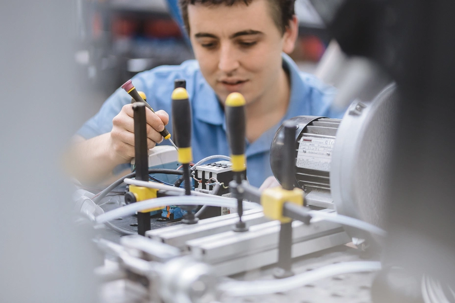 zkušební technik při instalaci zkušebního zařízení v laboratoři TIYO
