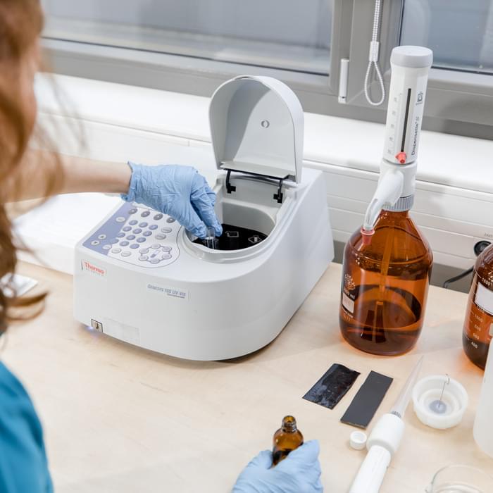 detail při testování emisních charakteristik v laboratoři TIYO