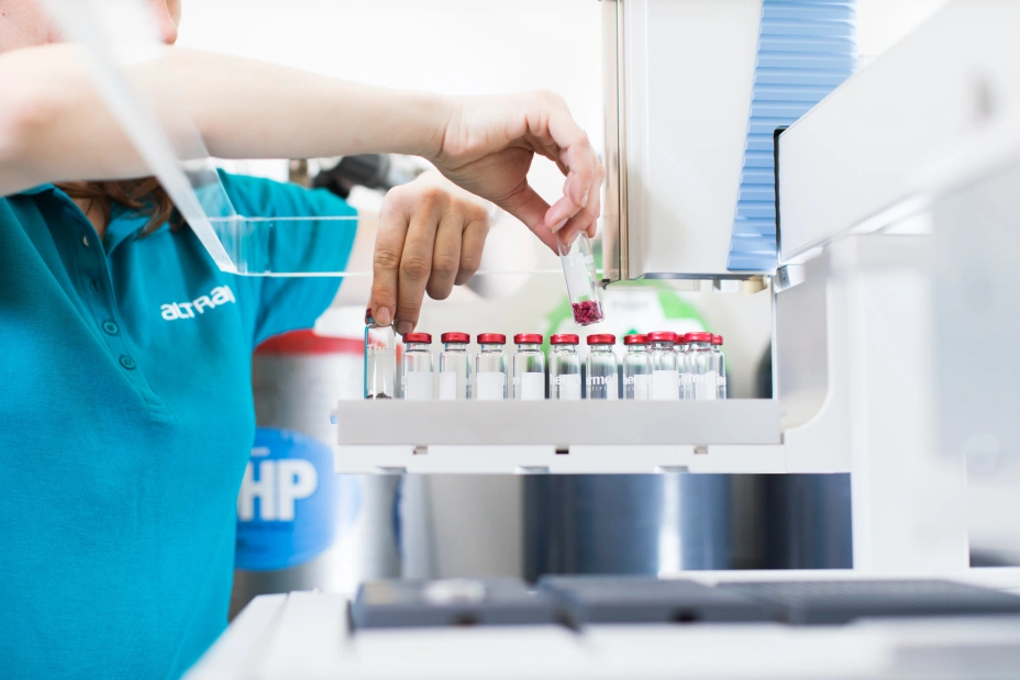 analýza emisní charakteristiky interiérových dílů v laboratoři TIYO