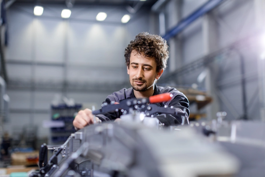 technik TIYO pracuje na výrobě kontrolního a zkušebního zařízení