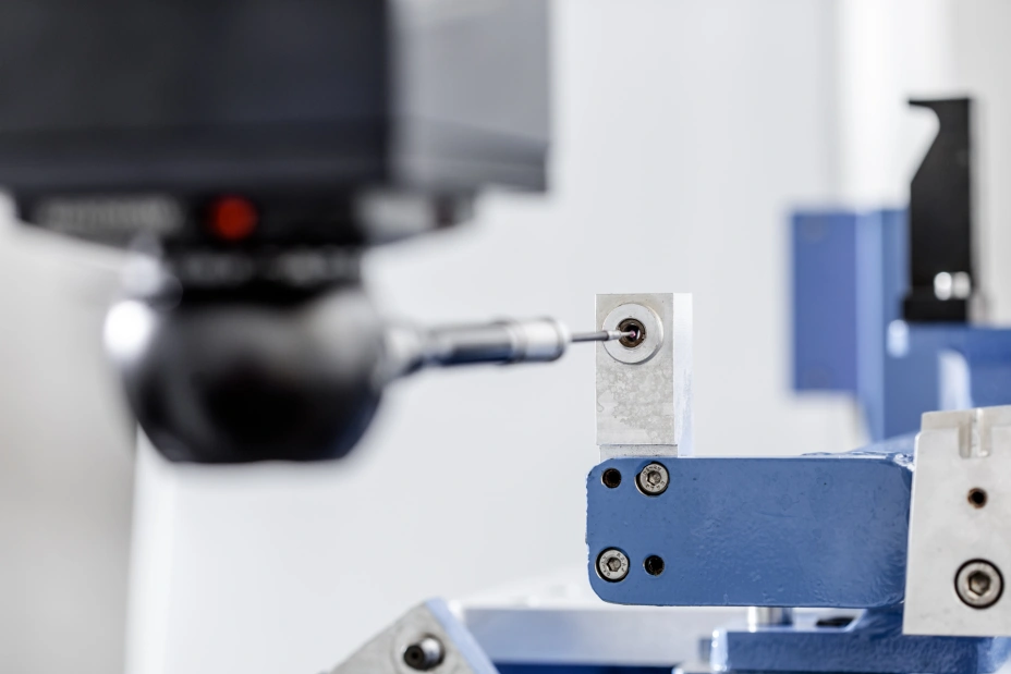 detail při výrobě kontrolního a zkušebního produktu v laboratoři TIYO