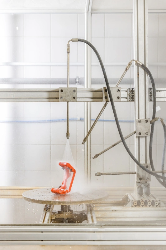 trysky simulující proud vody při testech v laboratoři TIYO