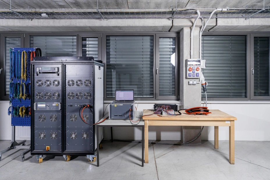 profesionální technika na testy elektromagnetické kompatibility v laboratoři TIYO