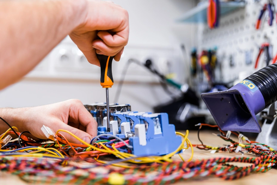 zapojování spojů pro testy slaboproudé elektroniky v laboratoři TIYO