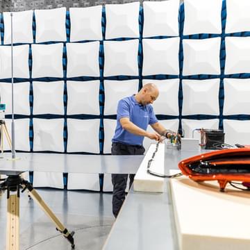 specialista TIYO provádí přípravy v komoře na testy elektromagnetické kompatibility specialista TIYO provádí přípravy v komoře na testy elektromagnetické kompatibility