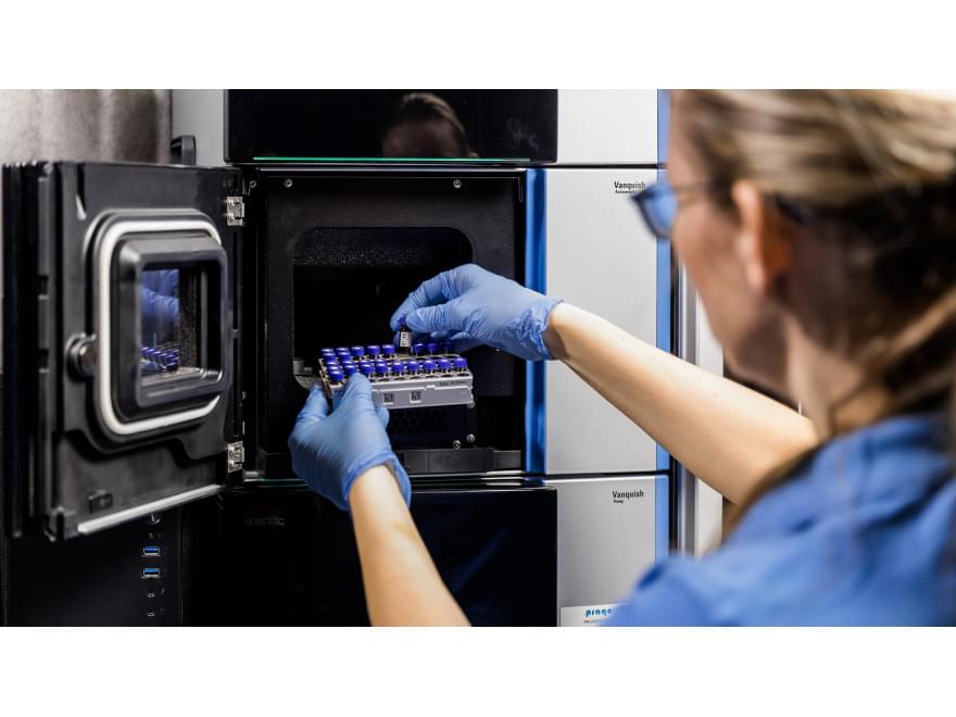 Testování plastových dílů v emisní komoře laboratoře TIYO Testování plastových dílů v emisní komoře laboratoře TIYO