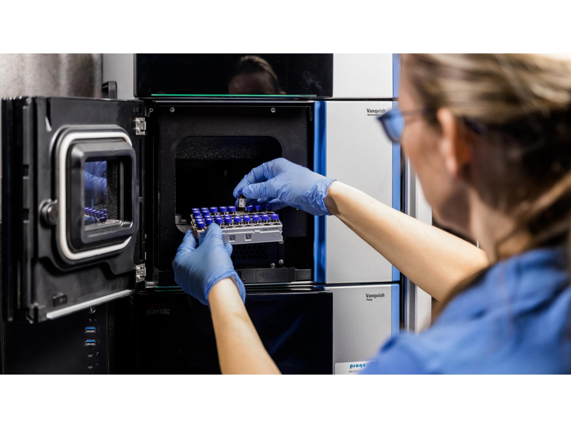 Testování plastových dílů v emisní komoře laboratoře TIYO Testování plastových dílů v emisní komoře laboratoře TIYO