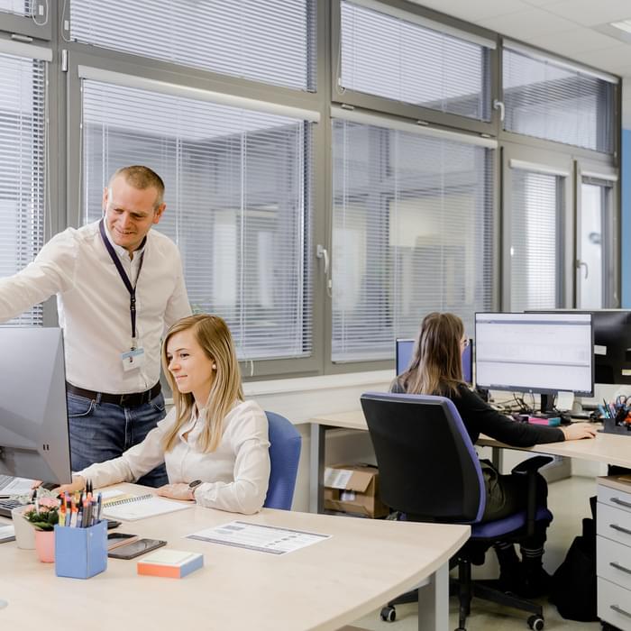 odborní zaměstnanci v kanceláři laboratoře TIYO