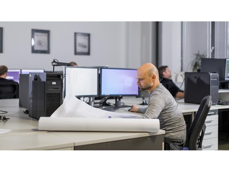 specialista TIYO pracuje v kanceláři na digitálním modelu pro automotive specialista TIYO pracuje v kanceláři na digitálním modelu pro automotive