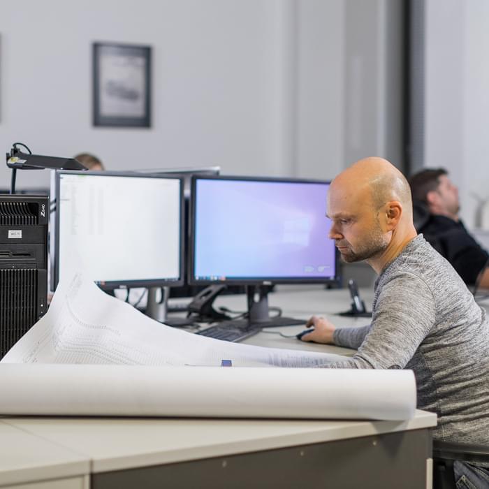 specialista TIYO pracuje v kanceláři na digitálním  modelu pro automotive