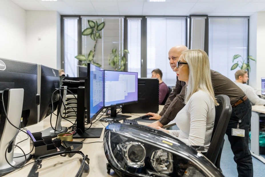 dva specialisté Tiyo pracují s programy pro službu  A-Class Surfacing