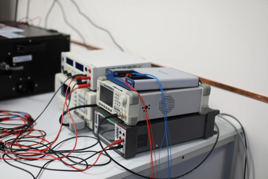 speciální zařízení na EMC a ESD testování v laboratoři TIYO