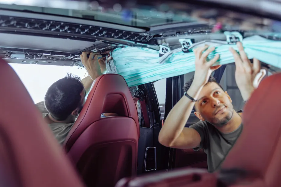 specialisté firmy TIYO připravují interiér auta na testy výstřelů airbagů