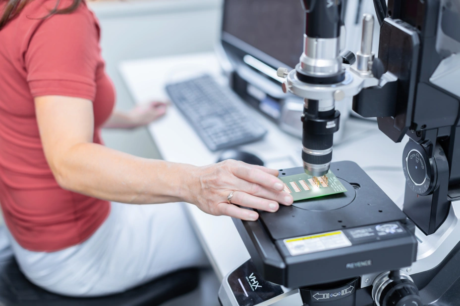 nedestruktivní a mechanické zkoušky materiálů v laboratoři TIYO