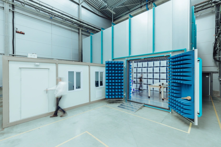 část laboratoře TIYO pro EMC a ESD testy