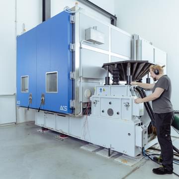 specialista firmy TIYO pracuje s klimatickou komorou při vibračních testech specialista firmy TIYO pracuje s klimatickou komorou při vibračních testech