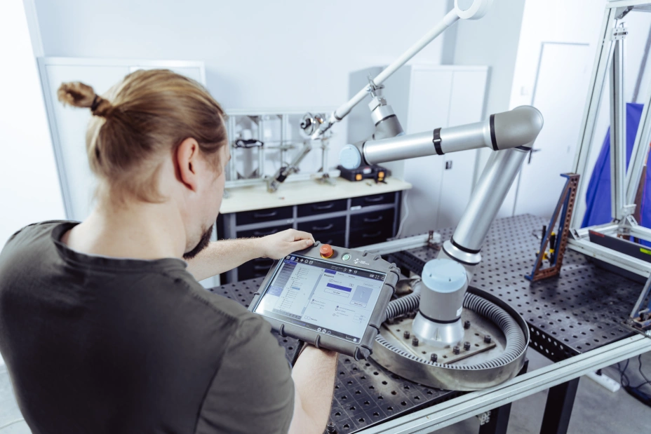 specialista analyzuje data při enviromentálních testech v laboratoři TIYO
