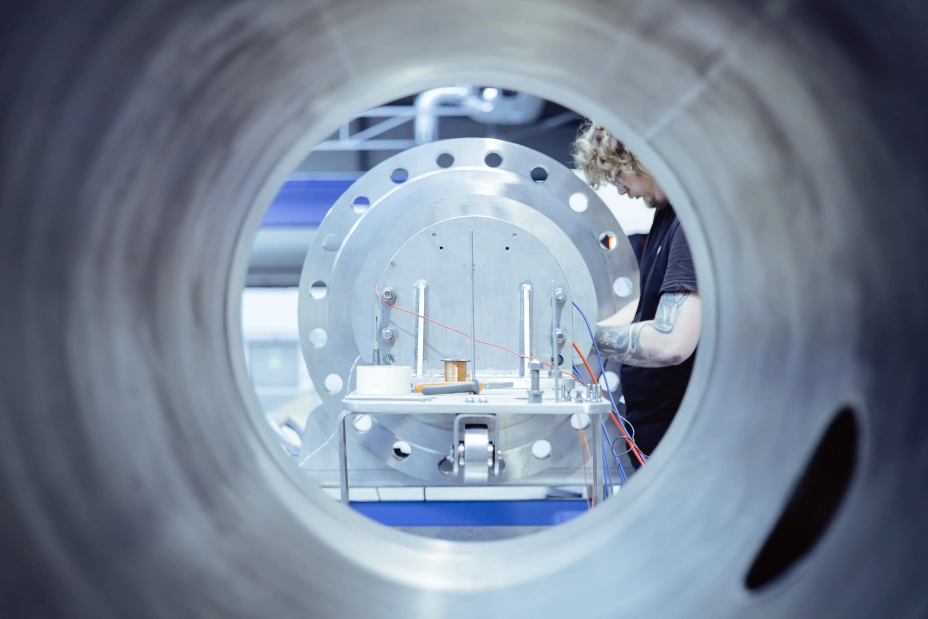 vnitřní pohled na techniku laboratoře TIYO pro analýzu plynů baterií