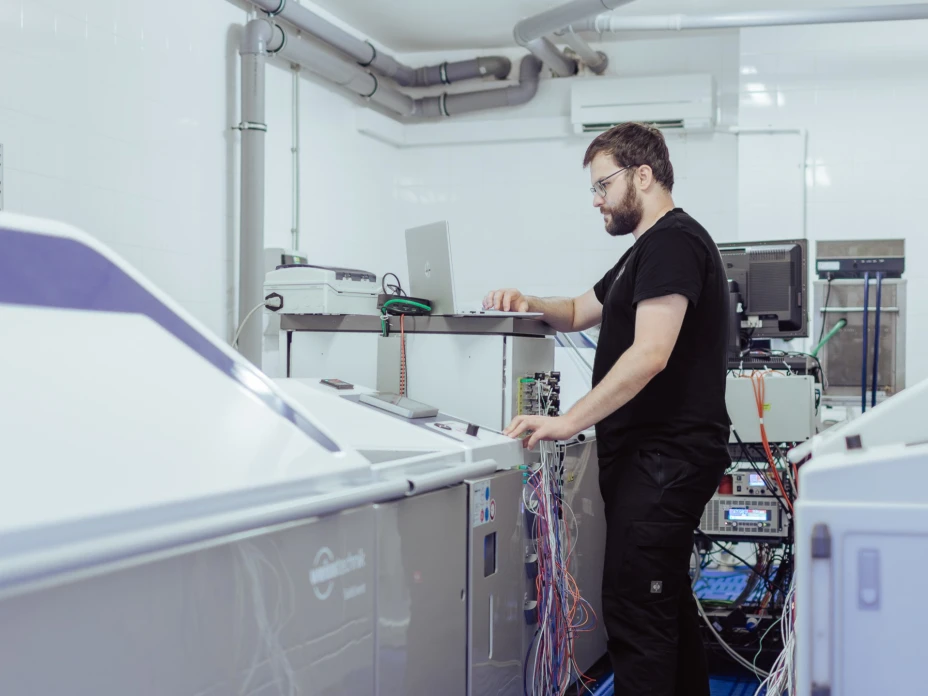 specialista firmy TIYO v části laboratoře na provádění korozních zkoušek