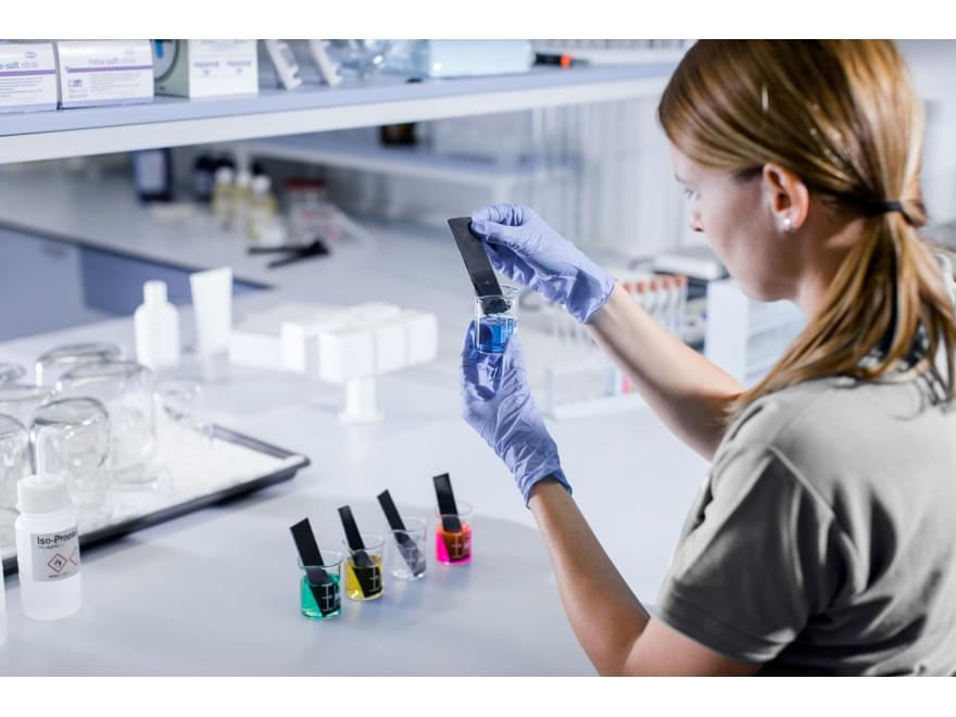 MATERIÁLOVÉ ANALÝZY PLASTŮ, KOMPOZITŮ, KOVŮ A FÓLIÍ, práce v laboratoři Tiyo MATERIÁLOVÉ ANALÝZY PLASTŮ, KOMPOZITŮ, KOVŮ A FÓLIÍ, práce v laboratoři Tiyo