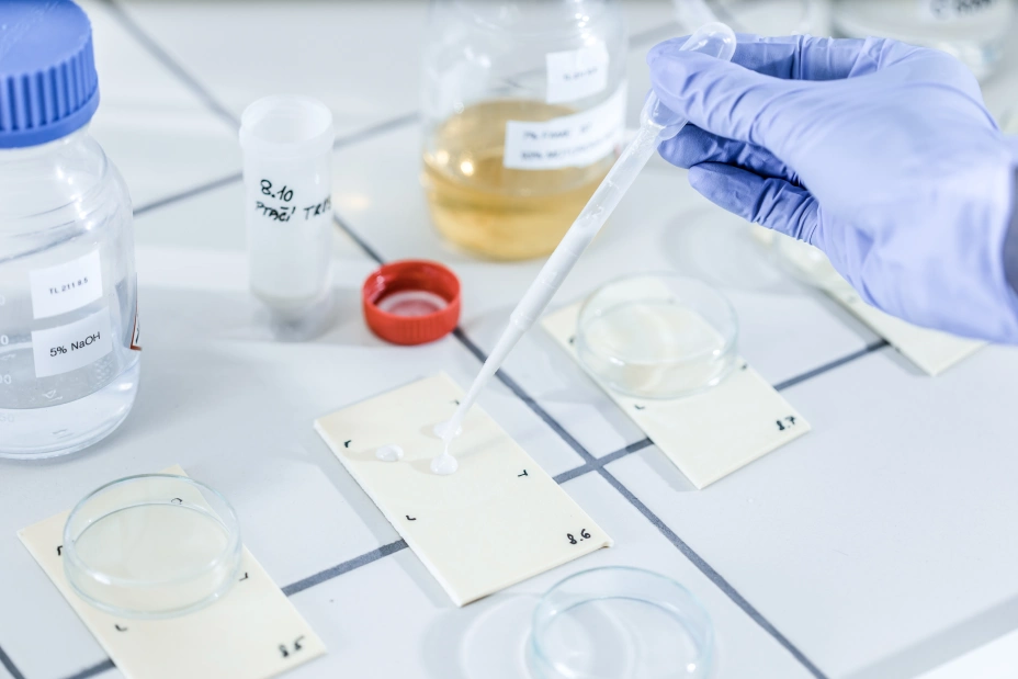 MATERIÁLOVÉ ANALÝZY PLASTŮ, KOMPOZITŮ, KOVŮ A FÓLIÍ, detail