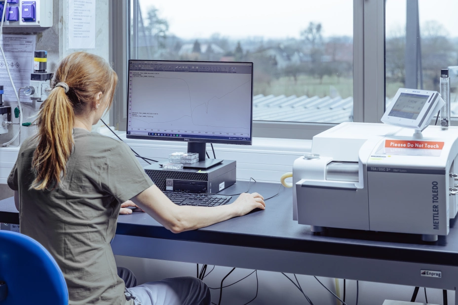 MATERIÁLOVÉ ANALÝZY PLASTŮ, KOMPOZITŮ, KOVŮ A FÓLIÍ, analýza dat na PC
