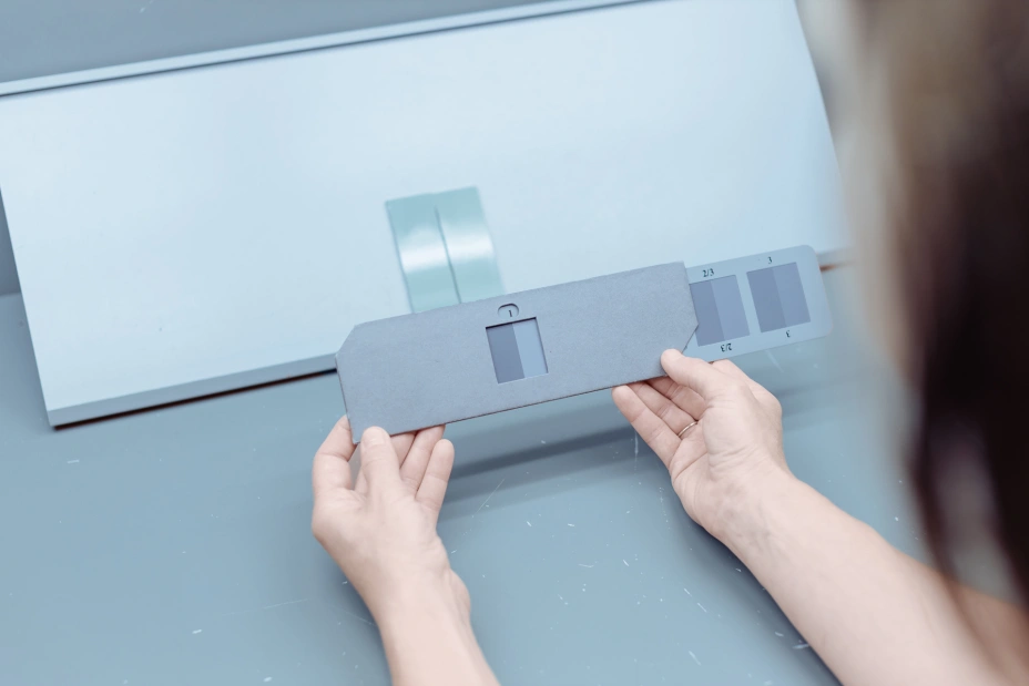 manuální měření při solárním testování v laboratoři TIYO