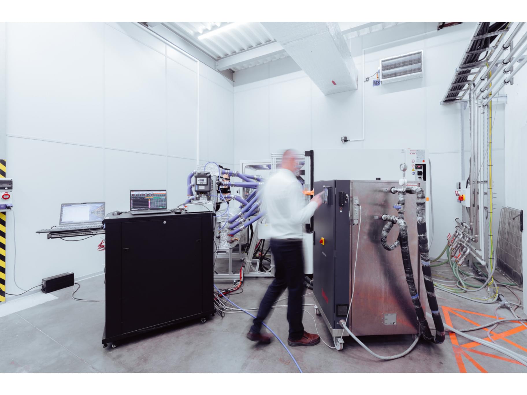 část technologického vybavení laboratoře TIYO na systémové zkoušky mechatronických komponentů část technologického vybavení laboratoře TIYO na systémové zkoušky mechatronických komponentů
