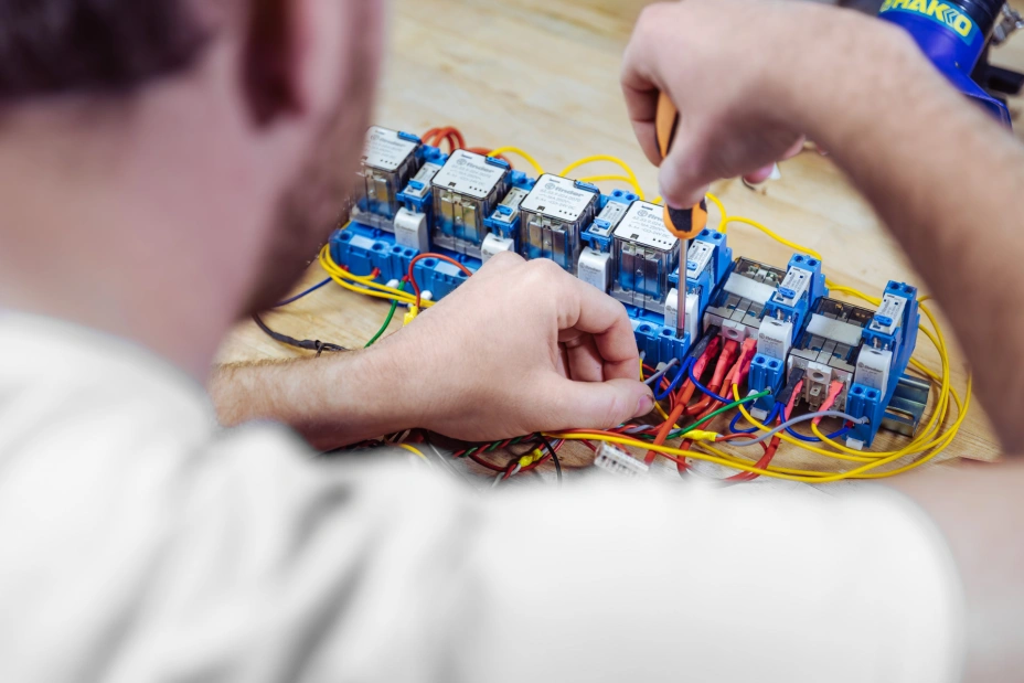technik TIYO pečlivě spojuje kontakty zkušebního zařízení