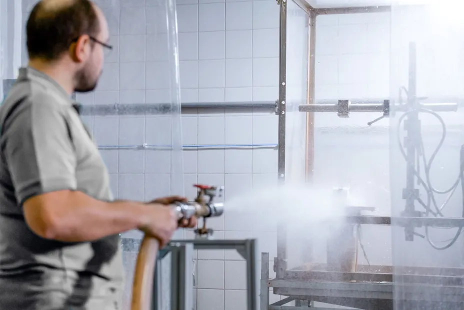 specialista firmy TIYO testuje vzorek na krytí IP proti vodě