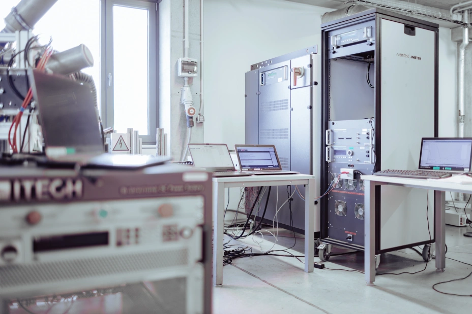 plně vybavená laboratoř TIYO pro vysokonapěťové elektrické testy