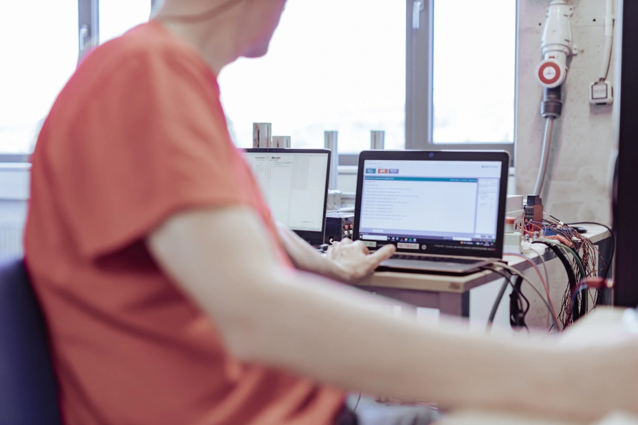 specialista TIYO pomocí moderního software analyzuje vysokonapěťové elektrické testy