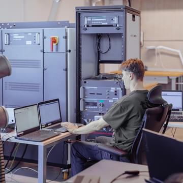 specialista TIYO analyzuje na počítači vysokonapěťové elektrické testy specialista TIYO analyzuje na počítači vysokonapěťové elektrické testy