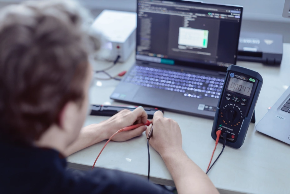 manuální analýza vysokonapěťových elektrických testů v laboratoři TIYO