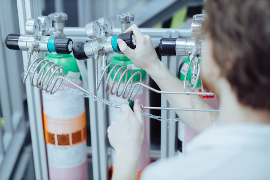 práce s plyny při korozních zkouškách v laboratoři TIYO