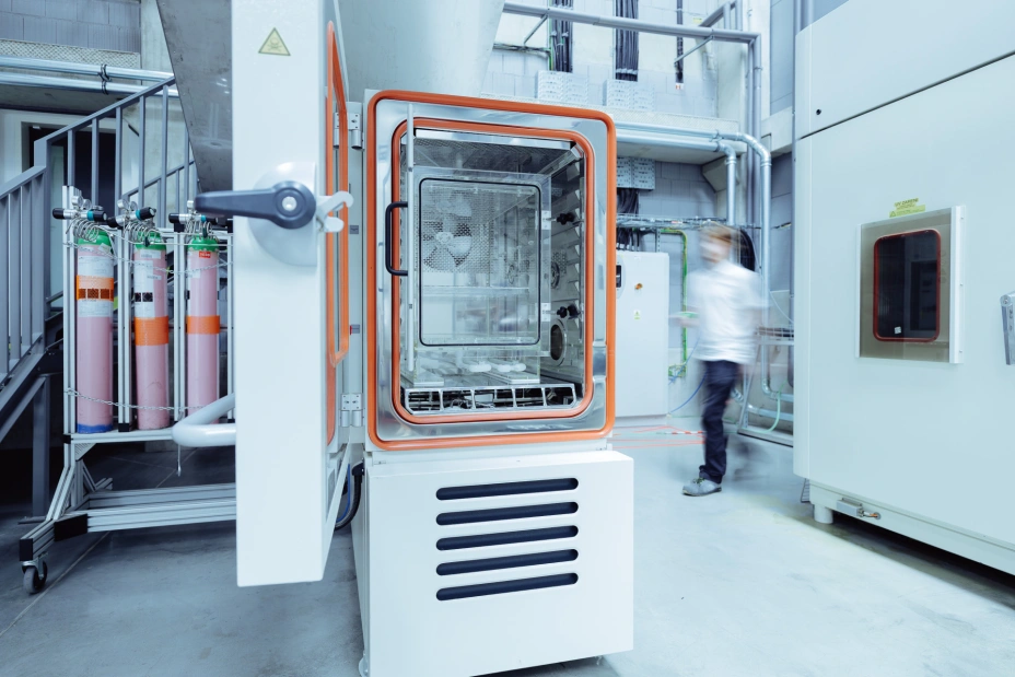 pohled na moderní vybavení laboratoře TIYO pro korozní zkoušky