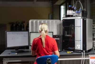 práce na počítači v laboratoři Tiyo práce na počítači v laboratoři Tiyo