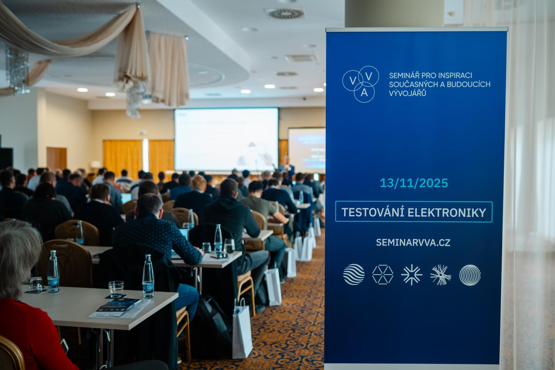 konferenční sál s banerem VVA 2025 konferenční sál s banerem VVA 2025